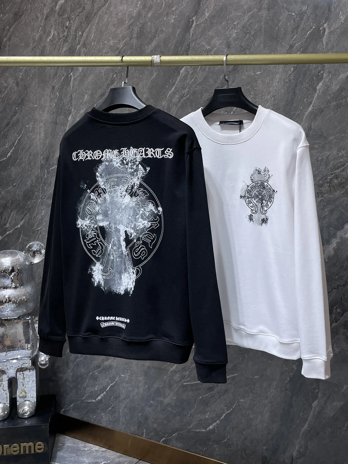 P216 Chrome Hearts Autumn and Winter 2025 Counter synchronization High-weight, environmentally friendly and high-quality top-quality fabrics Three-dimensional Sanskrit embroidered cross round neck sweatshirt Hand-painted dyeing and embroidery Counter synchronization 1:1 replica version Recommended color: black White Size: S, M, L, XL